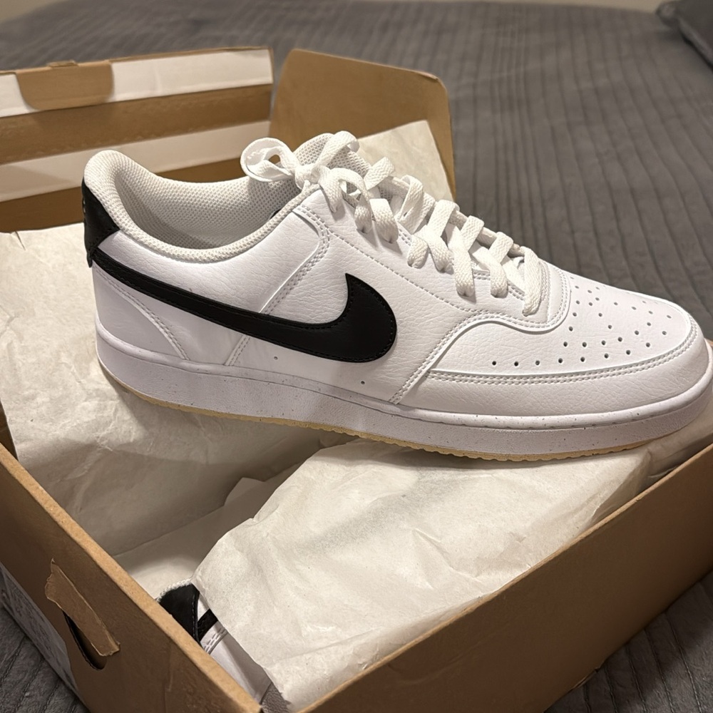 Nike Men's White and Black Low-Top Sneakers